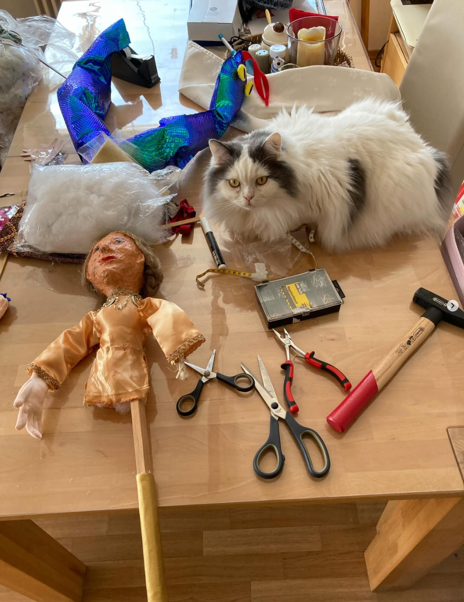 Werkstatt mit Puppenköpfen und Materialien